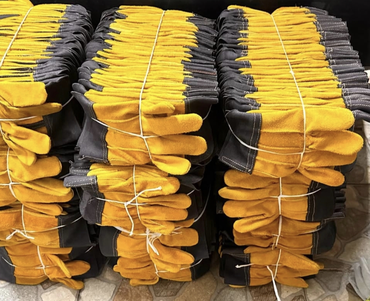Atado de 25 pares de guantes de carnaza corto amarillos puño de piel